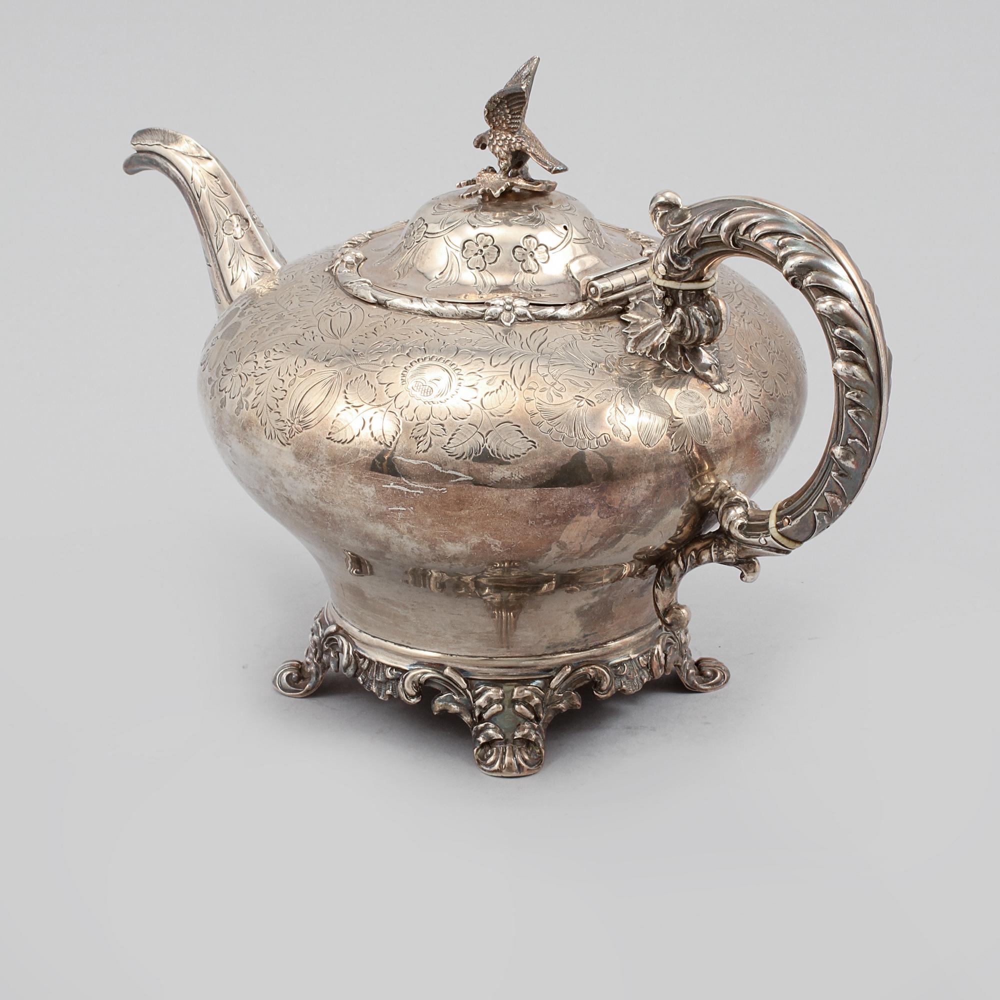 TEKANNA, silver, nyrokoko, John Walton, Newcastle, 1840. Vikt 719 gram.