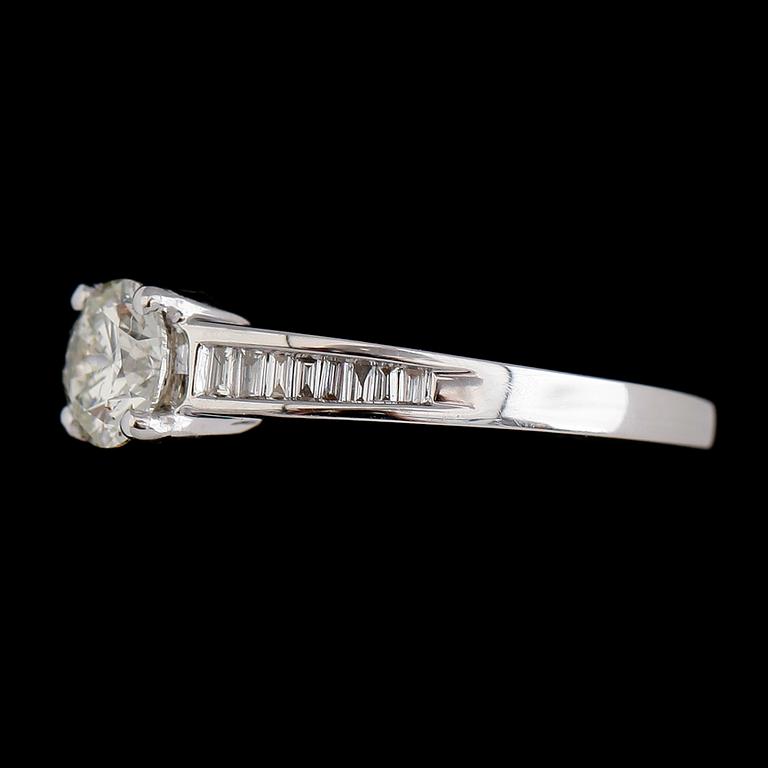RING, 18 k vitguld, briljantslipade diamanter tot ca 0.87 ct.