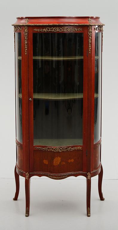 VITRINSKÅP, rokokostil, 1900-talets andra hälft.