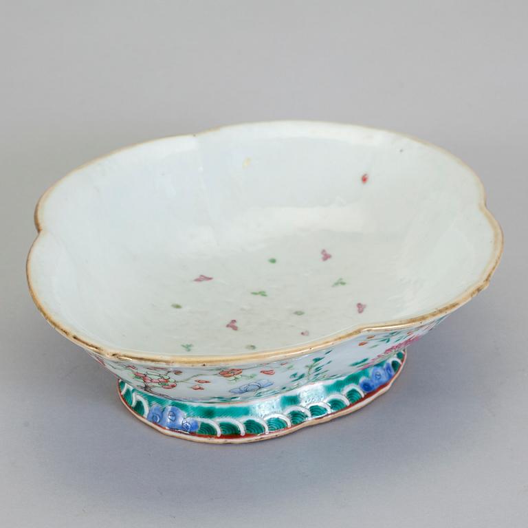 FAT på hög fot, porslin. Sen Qingdynasti, 1800-tal.