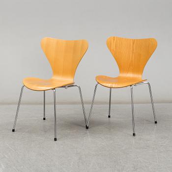 ARNE JACOBSEN, stolar, ett par, "Sjuan", Fritz Hansen, Danmark, 1999.