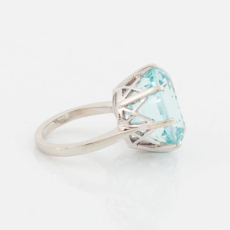 A 14K white gold ring set with a faceted aqumarine.