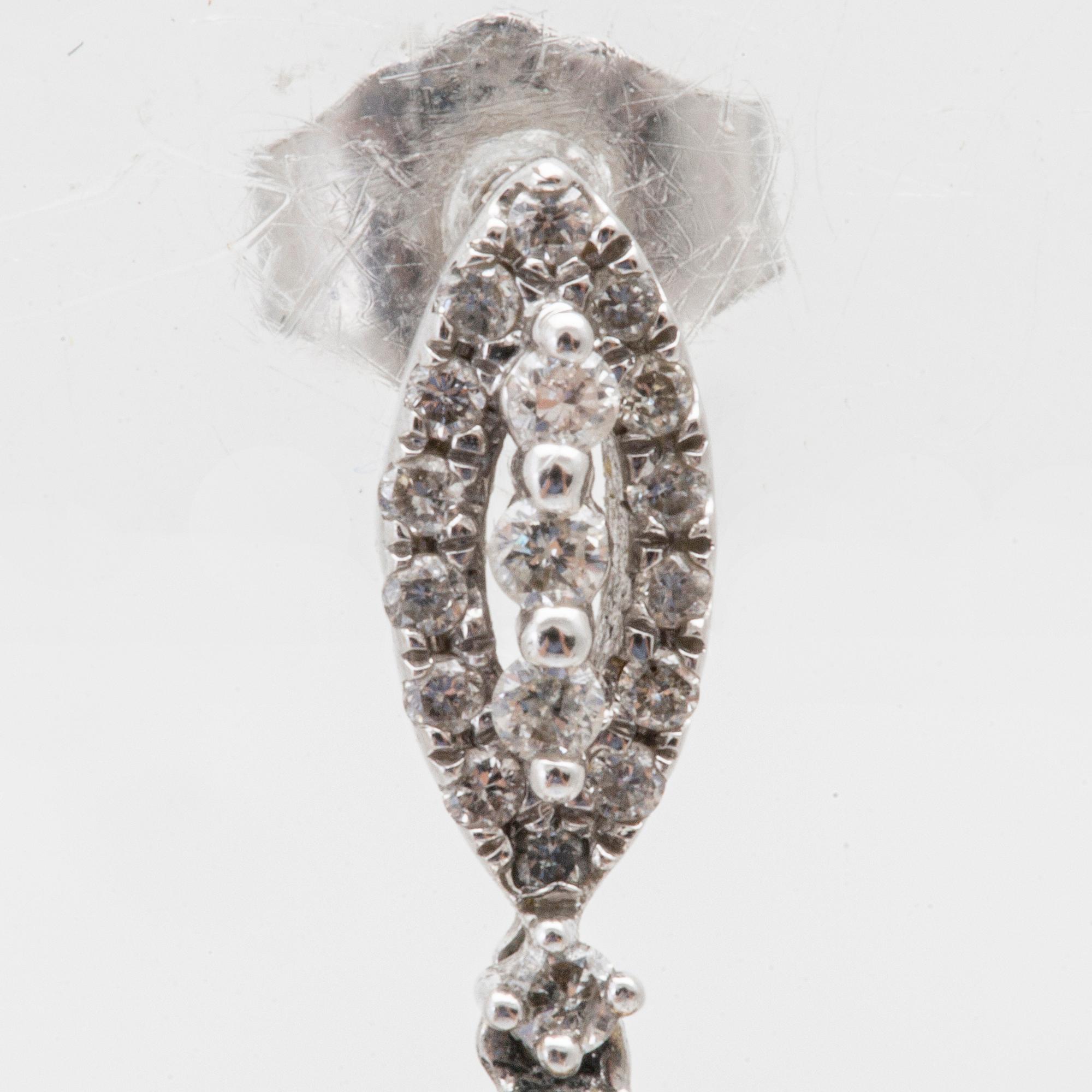 Earrings in 14K white and red gold with round brilliant-cut diamonds.