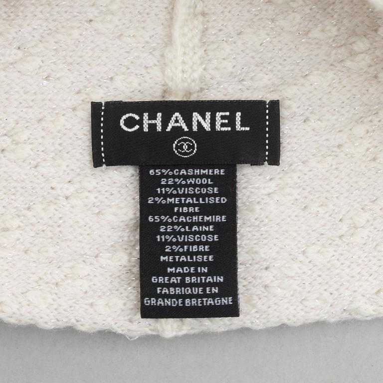 Chanel, a white cashmere and wool headband.