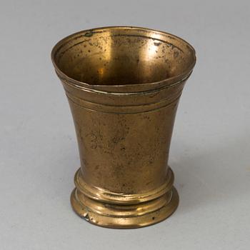 A 17TH CENTURY BRONZE MORTAR.