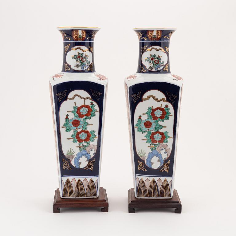 A pair of Japanese imari vases, later part of the 20th century.