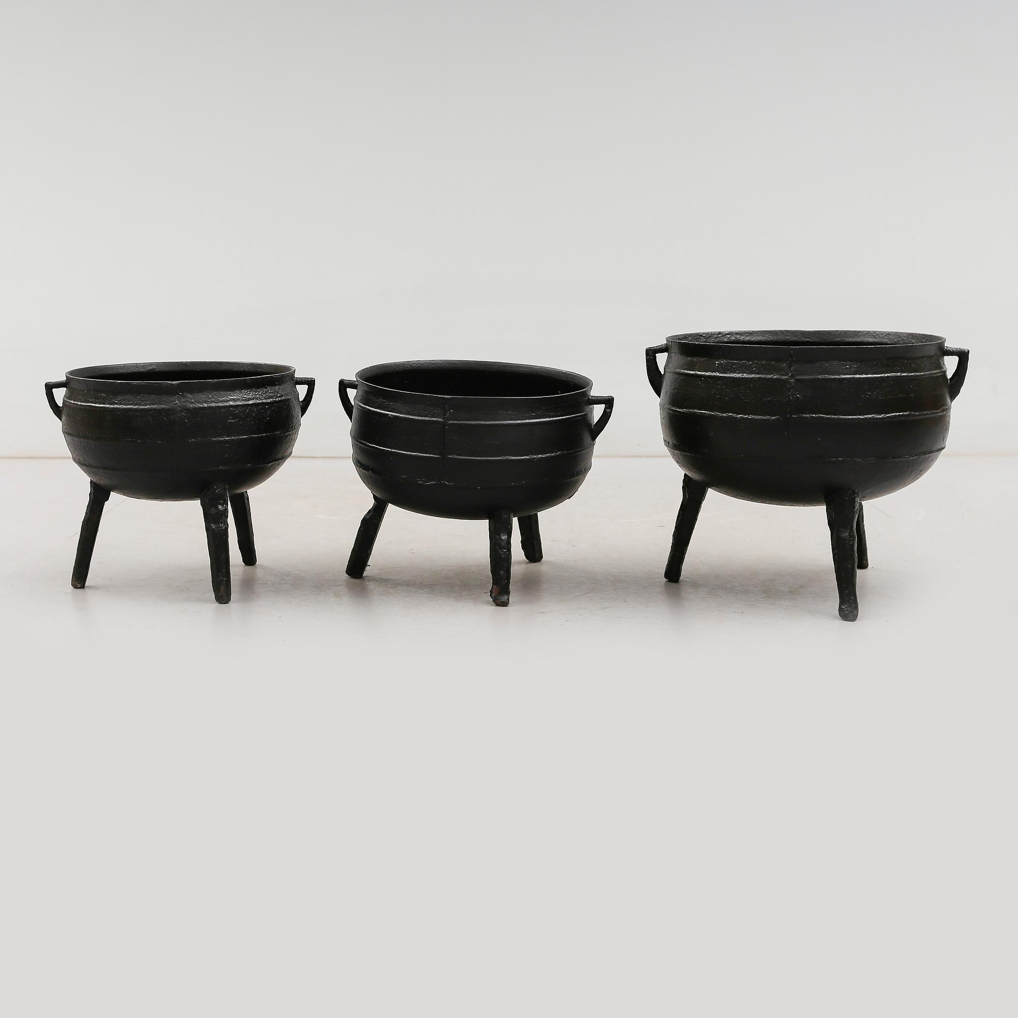 KITTLAR, 3 st, gjutjärn, 1800-tal.