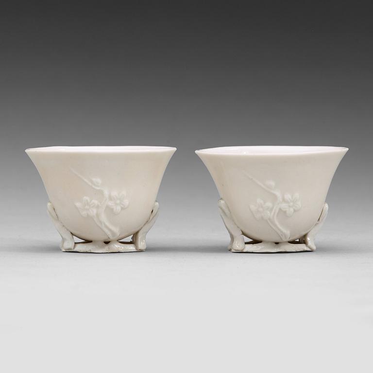 VINBÄGARE, ett par, blanc de chine. Qingdynastin, Kangxi (1662-1722).