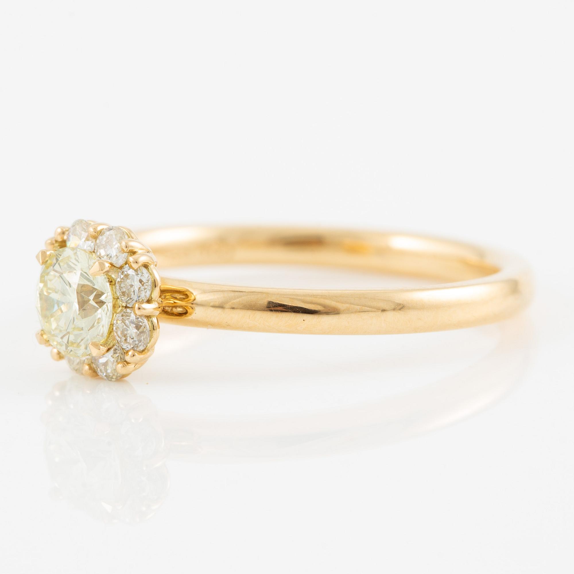 Ring with brilliant-cut diamonds.