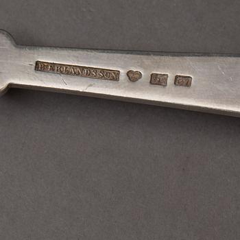 SERVERINGSBESTICK, 2 par, P Hertz Köpenhamn 1902 samt B Erlandsson Kristianstad 1904, silver, vikt ca 352 g.