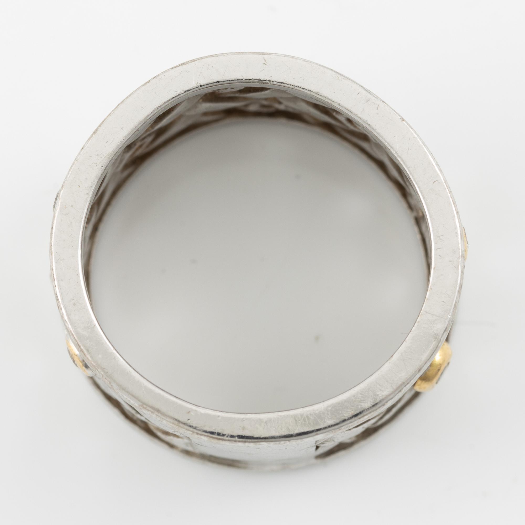Ole Lynggaard, Ring "Flet" 18K vitguld med runda briljantslipade diamanter.