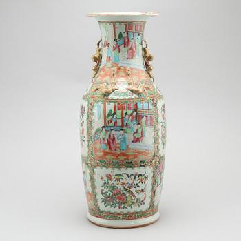 A chinese porcelian vase from the latter half of the 19th century.