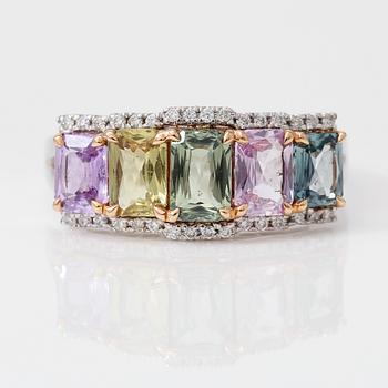 RING, flerfärgade safirer totalt ca 2,60 ct, diamanter totalt ca 0,10 ct.