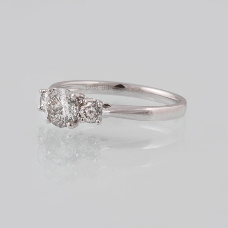 RING, 18K vitguld med en briljantslipad diamanter ca 0.70 samt 2 briljantsliapde diamanter ca 0.23 ct. Vikt 2,5 gram.