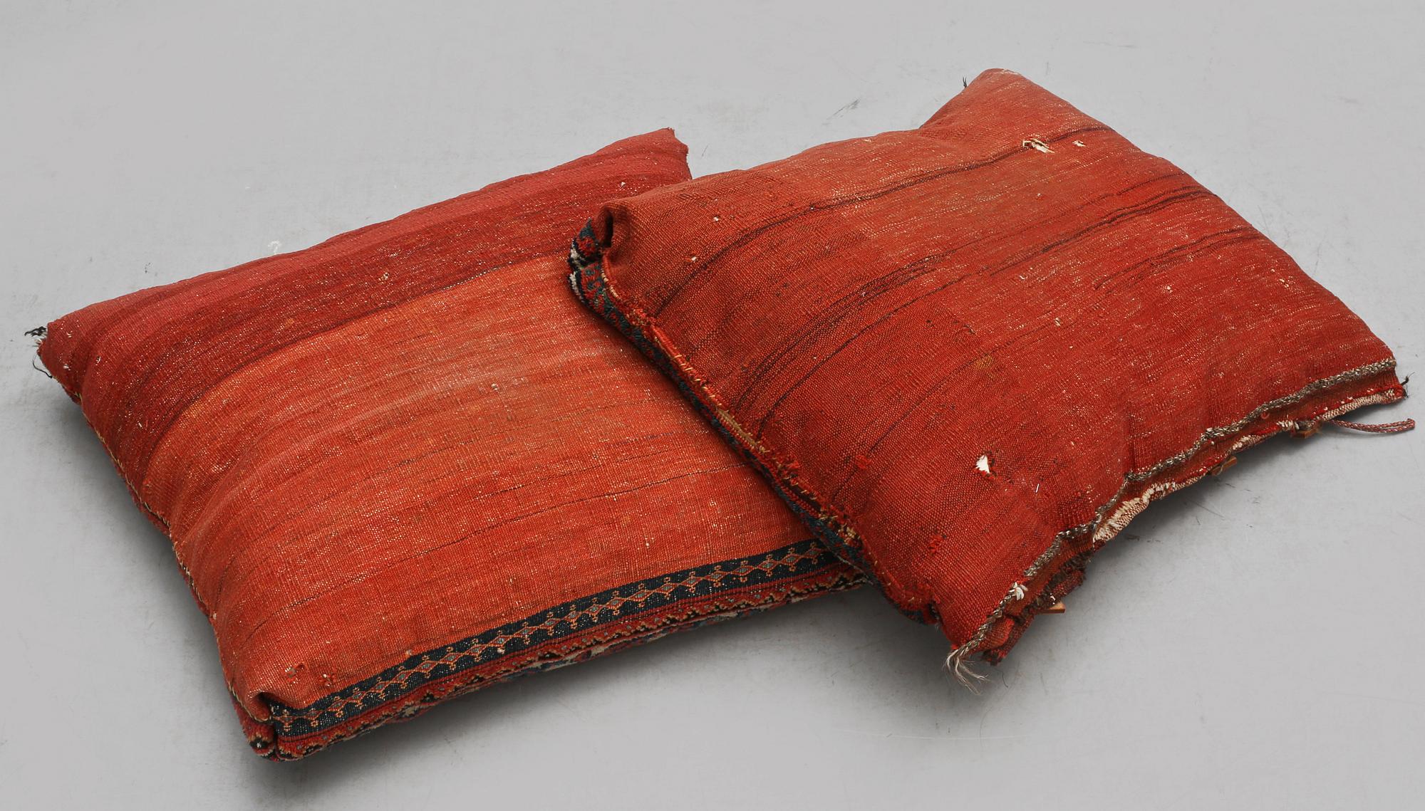 KUDDAR, 2 st, sannolikt Kazak, ca 60 x 70 respektive 56 x 68 cm.