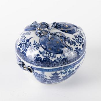 A blue and white peach shaped Chinese Export tureen with cover, Qing dynasty, Qianlong (1736-95).