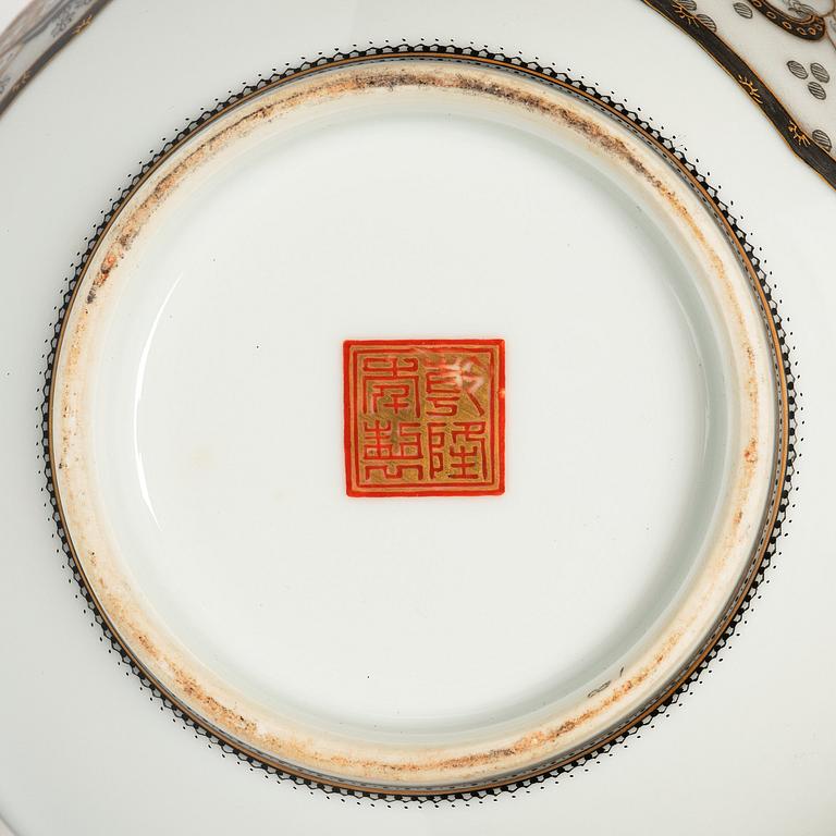Vas, porslin. Kina, 1900-tal. Med sigillmärke i botten.