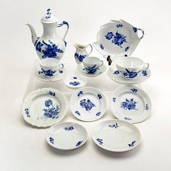 A 63 pcs Blå Blomst service from Royal Copenhagen later part of the 20th century.