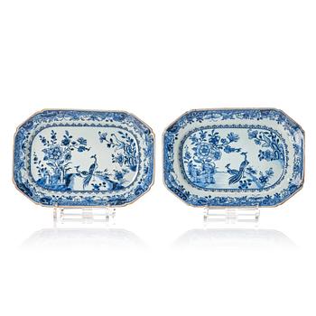 1084. Stekfat, ett par, kompaniporslin. Qingdynastin, Qianlong (1736-95).