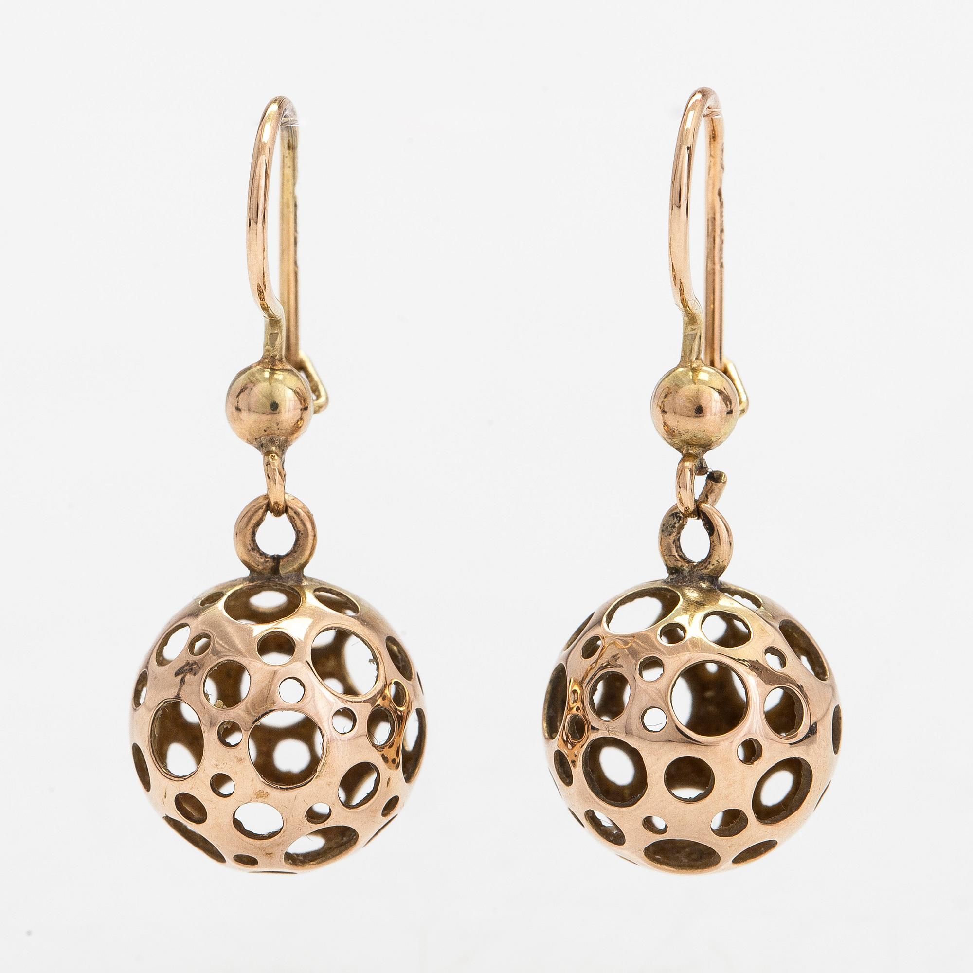 Liisa Vitali, Örhängen "Leppäkerttu", 14K guld. Kultakeskus, Tavastehus 1980.