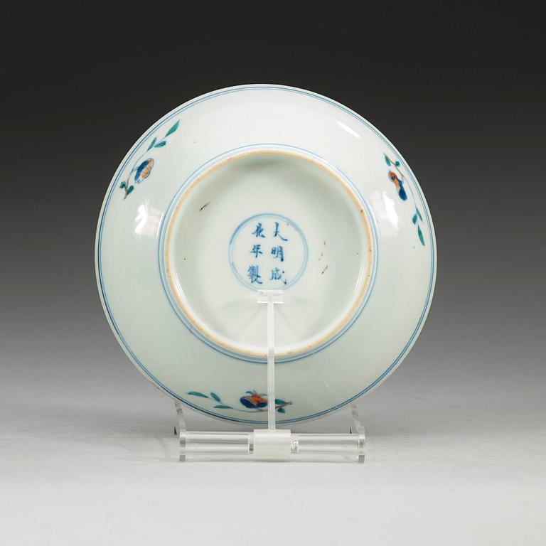 SKÅLFAT, porslin. Qing dynastin, 1800-tal, med Chenghuas sex karaktärers märke.