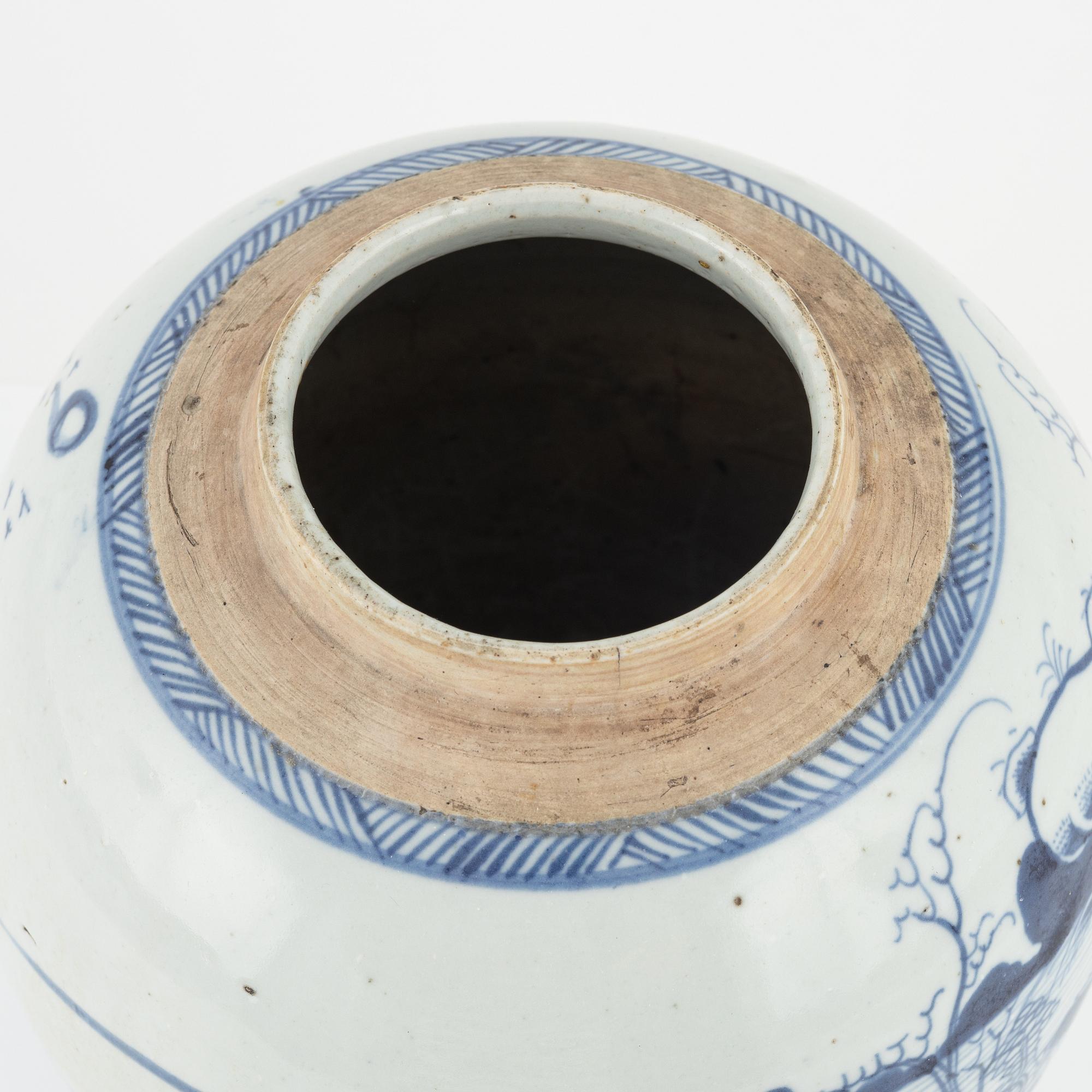 A Chinese Porcelain Ginger Jar, Qing Dynasty, 19th Century.