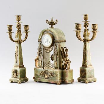 KLOCKGARNITYR, 3 delar, onyx/brons, uret märkt Lenzkirch 1900-talets början.