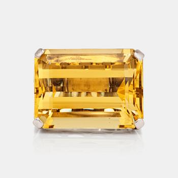 1238. RING med gul beryll ca 30.00ct, Erik Flemming, Atelier Borgila 1969.