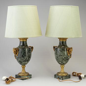 BORDSLAMPOR, ett par, Louis XVI-stil, 1900-talets andra hälft.