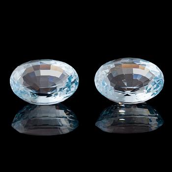 AKVAMARIN, 2 st, oval fasettslipning. Vikt totalt ca 26,93 ct.