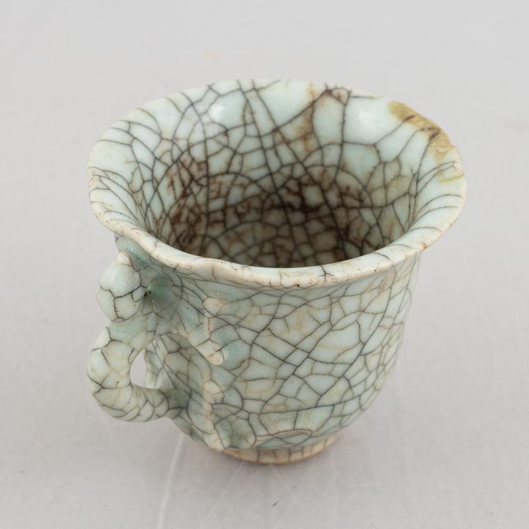 A Chinese ge glazed stoneware cup with dragon, Qing dynasty, 18th century.