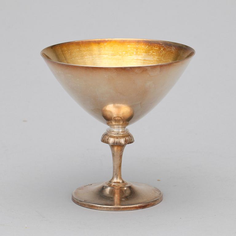 BRICKA samt COCKTAILGLAS, 12 st, och SHAKER, bl.a. nysilver GAB.