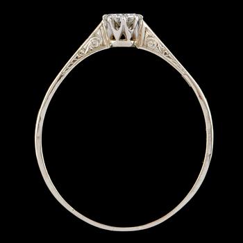 RING, 18k vitguld med äldre briljantslipad diamant ca 0.5 ct, importstämplad, 1900-talets första hälft. Vikt 2 g.