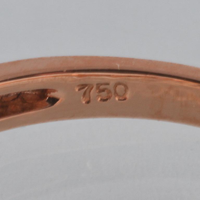 RING, 18K guld med fasettslipad kunzit ca 1.42 ct samt 6 fasettslipade turmaliner ca 1.31 ct. Vikt 3,5 gram.