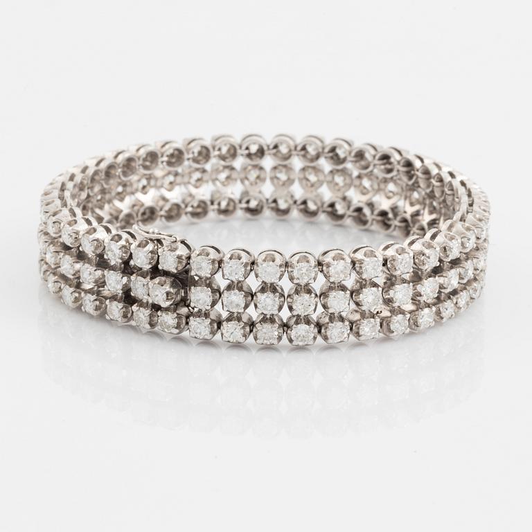 An 18K white gold bracelet set with round brillant-cut diamonds.