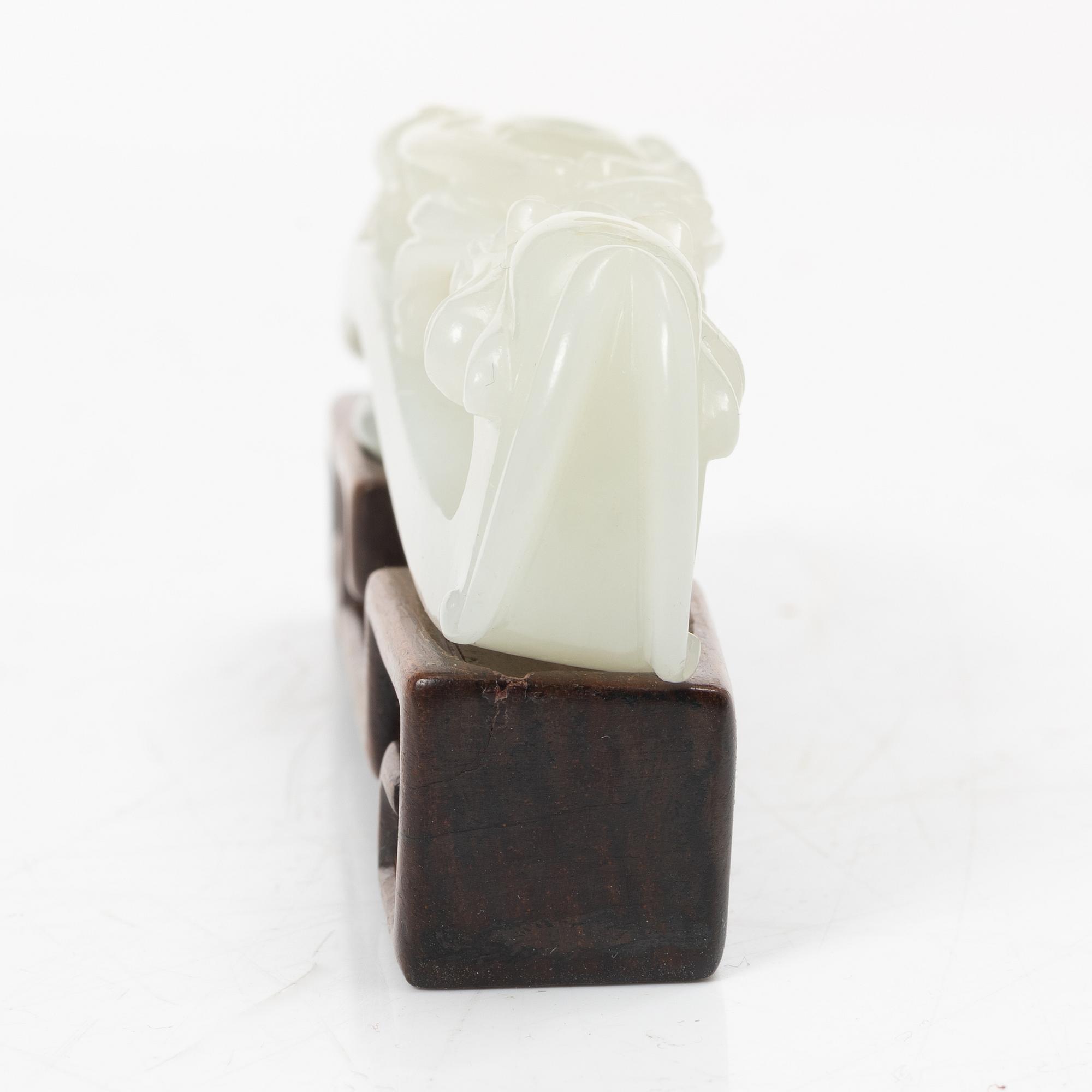 Bälteshake samt amulett och ask, nefrit och sten, Qingdynastin.