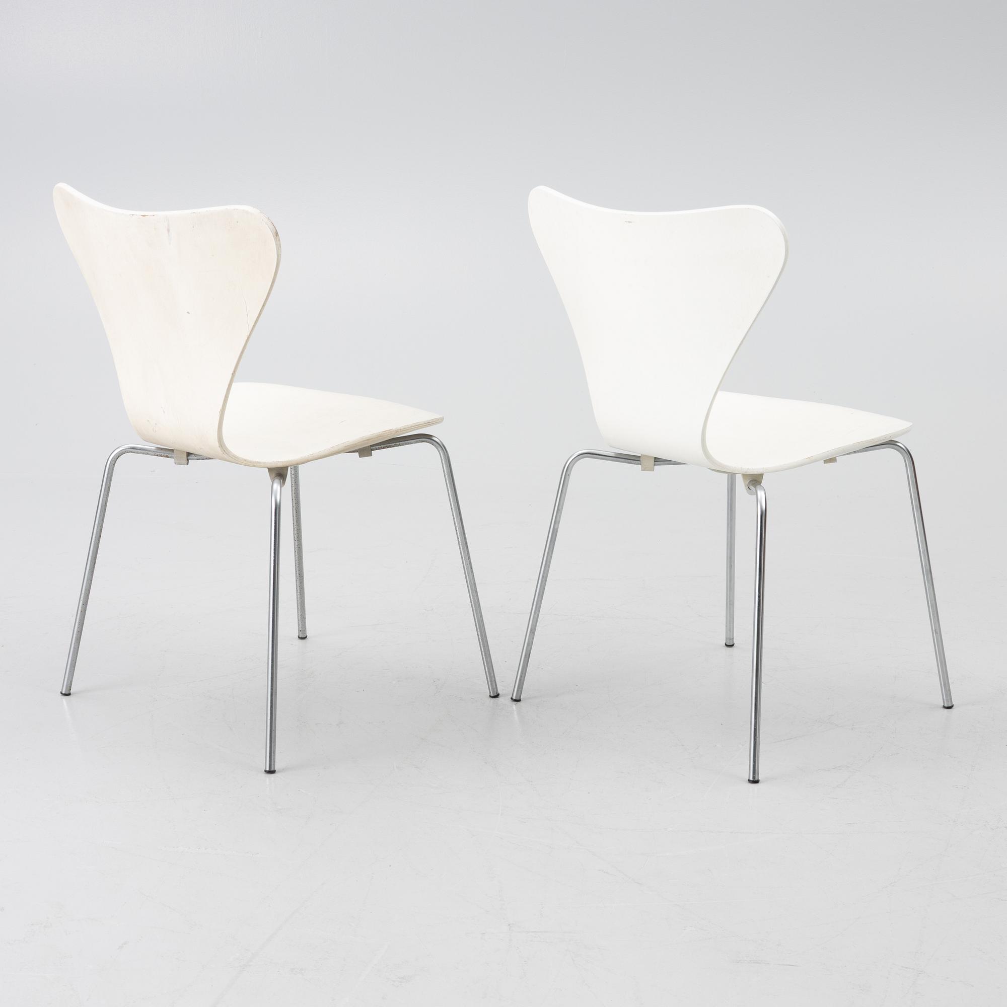 Arne Jacobsen, a pair of 'Seven' chairs, Fritz Hansen, Denmark, 1970.