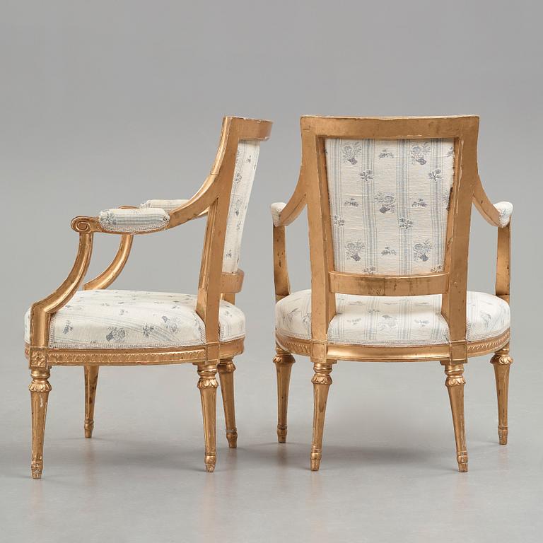 KARMSTOLAR, två stycken mycket snarlika, gustavianska stockholmsarbeten, 1700-talets slut.
