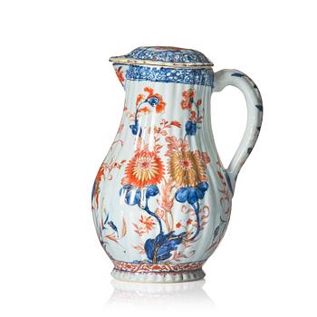 1203. An imari ewer with cover, Qing dynasty, Kangxi (1662-1722).