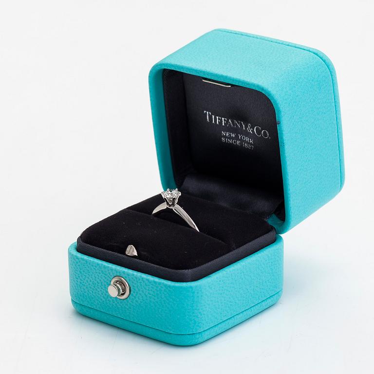 Tiffany & Co, sormus, platinaa, sekä brijanttihiottu timantti n. 0.38 ct. Todistuksella.