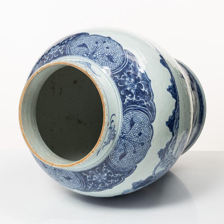 A large blue and white export porcelain urn with cover, China, Qianlong (1736-95).