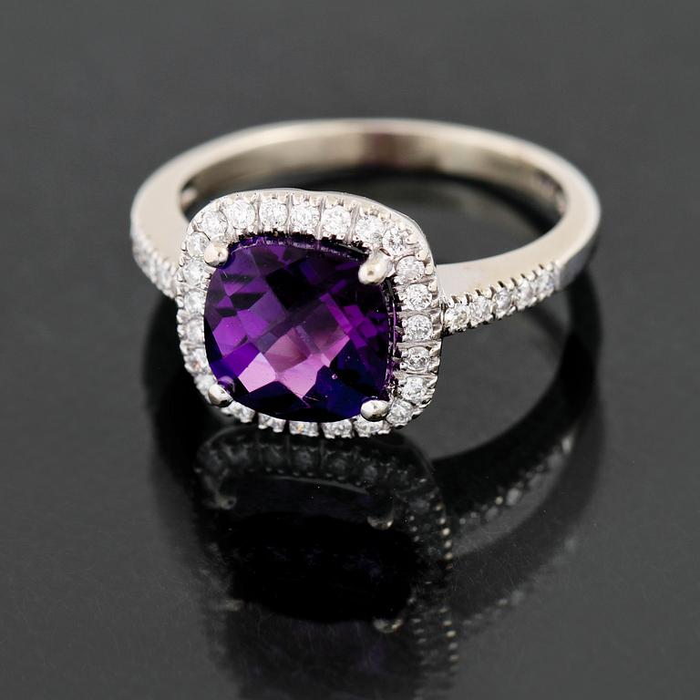 RING, 14K vitguld med checkerslipad ametist samt små briljantslipade diamanter. Vikt 3,6 g.