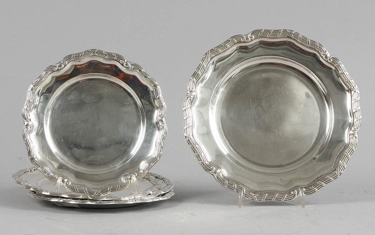 TALLRIK OCH ASSIETTER, 1+4. Silver, AG Dufva resp C.G Hallberg, Stockholm 1910-tal. Tot ca 585 gr.