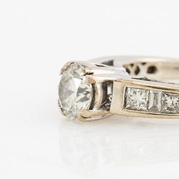 Ring 14K white gold set with a round brilliant-cut diamond, as well as princess-cut and baguette-cut diamonds.