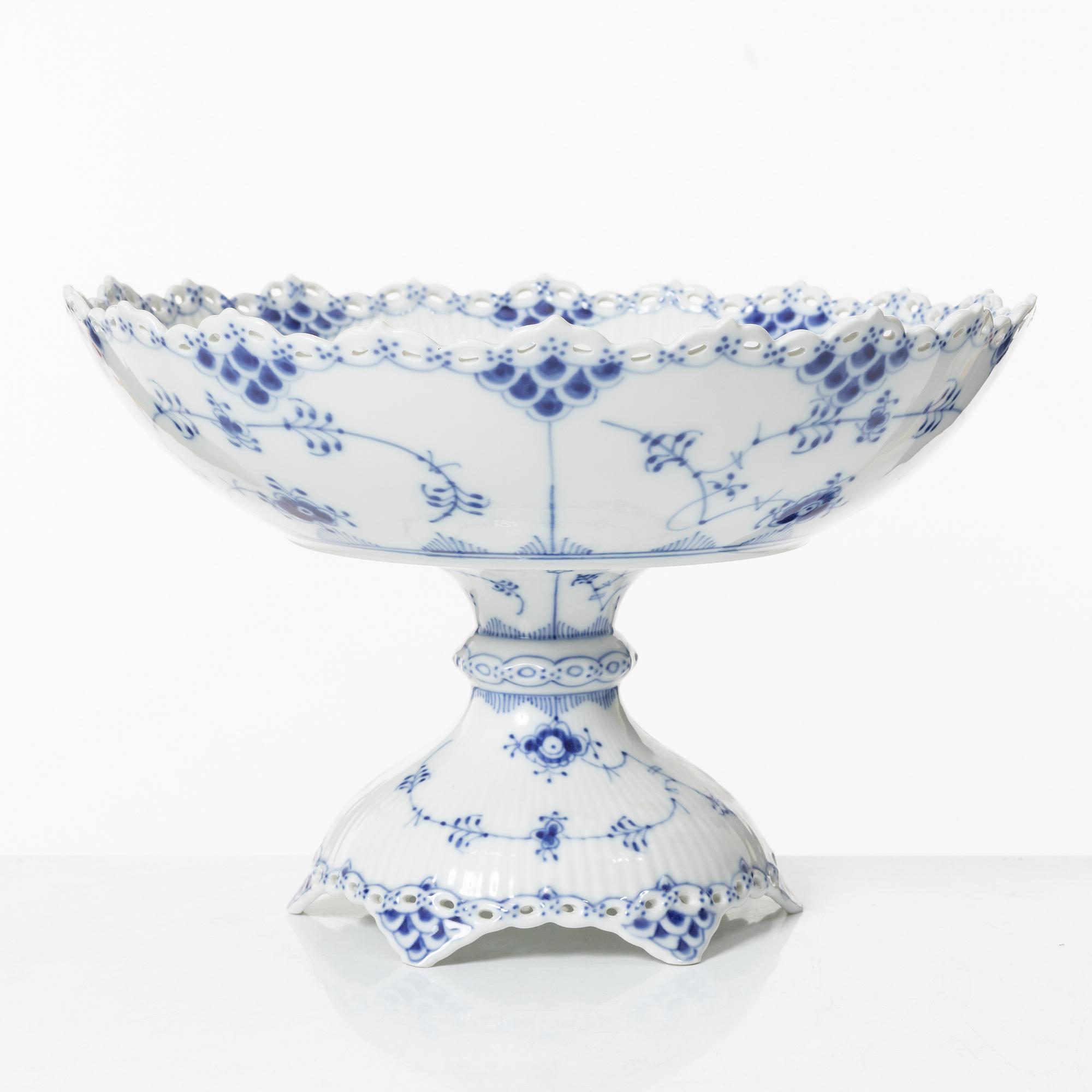 Royal Copenhagen, Bowl on foot, "Musselmalet Helblonde", Denmark, 1979-83.