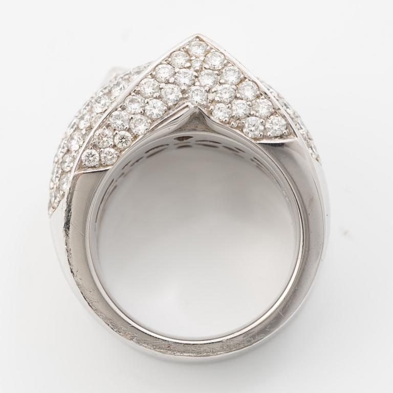 Ring 18K vitguld med briljantslipade diamanter.