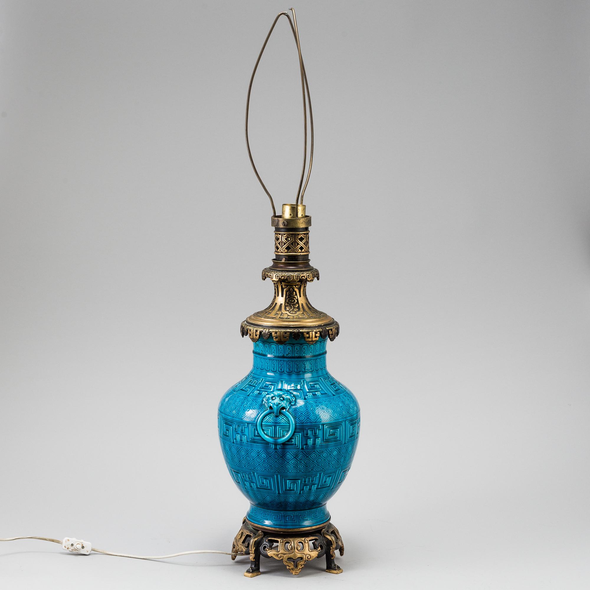 BORDSLAMPA, porslin, Kina, 1900-talets första hälft.