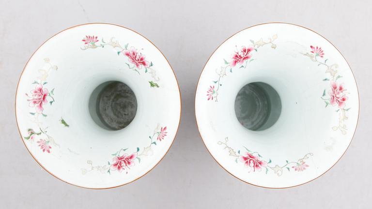 VASER, 1 par, porslin, Kina, Qianlong 1736-1795.