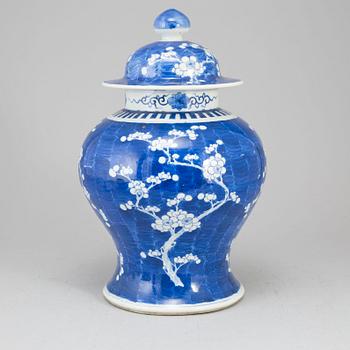 A blue and white jar with cover, Qing dynasty, late 19th century.