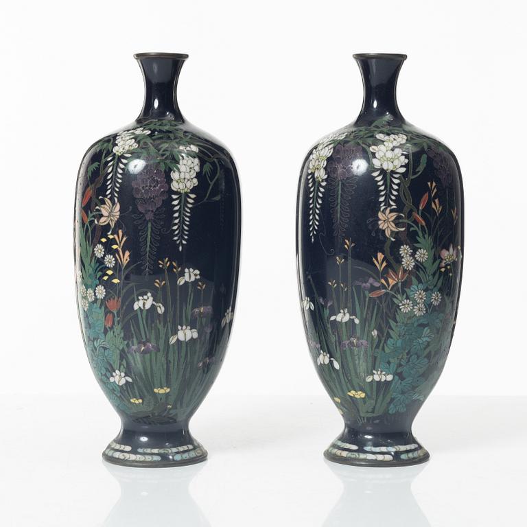 Vaser ett par, cloisonné, Japan, Meiji (1868-1912).